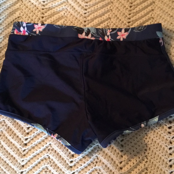 Swimsuit Set - Picture 5 of 6